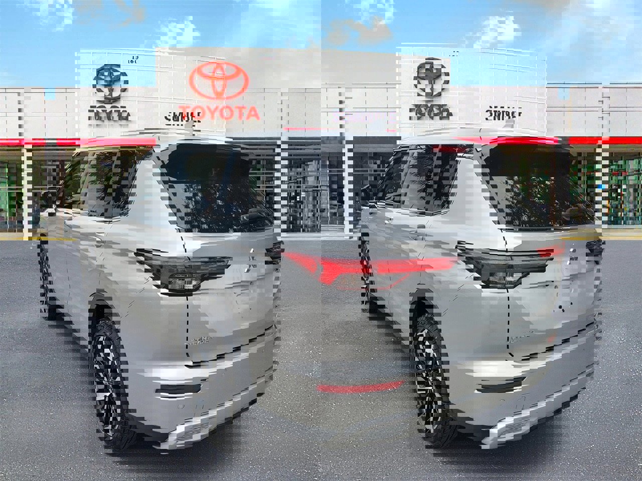 Used 2024 Mitsubishi Outlander SE image 4