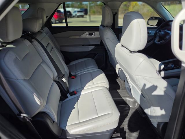 Used 2025 Ford Explorer Active w/ Active Comfort Package image 18