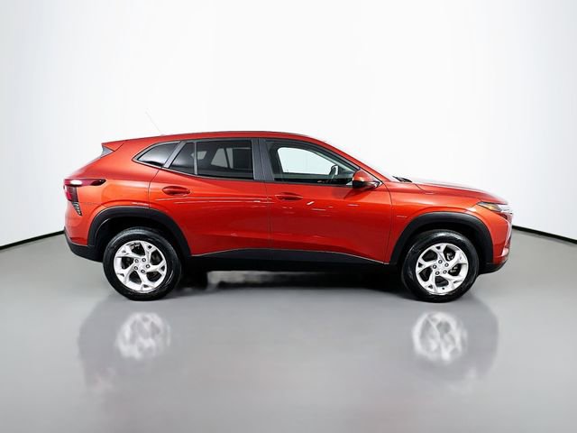 Used 2024 Chevrolet Trax LS w/ LS Convenience Package FWD image 9