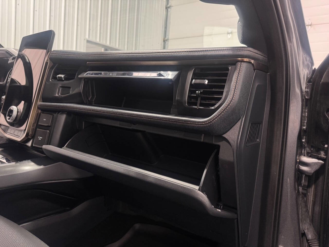 Used 2022 Ford F150 Lightning Lariat image 23