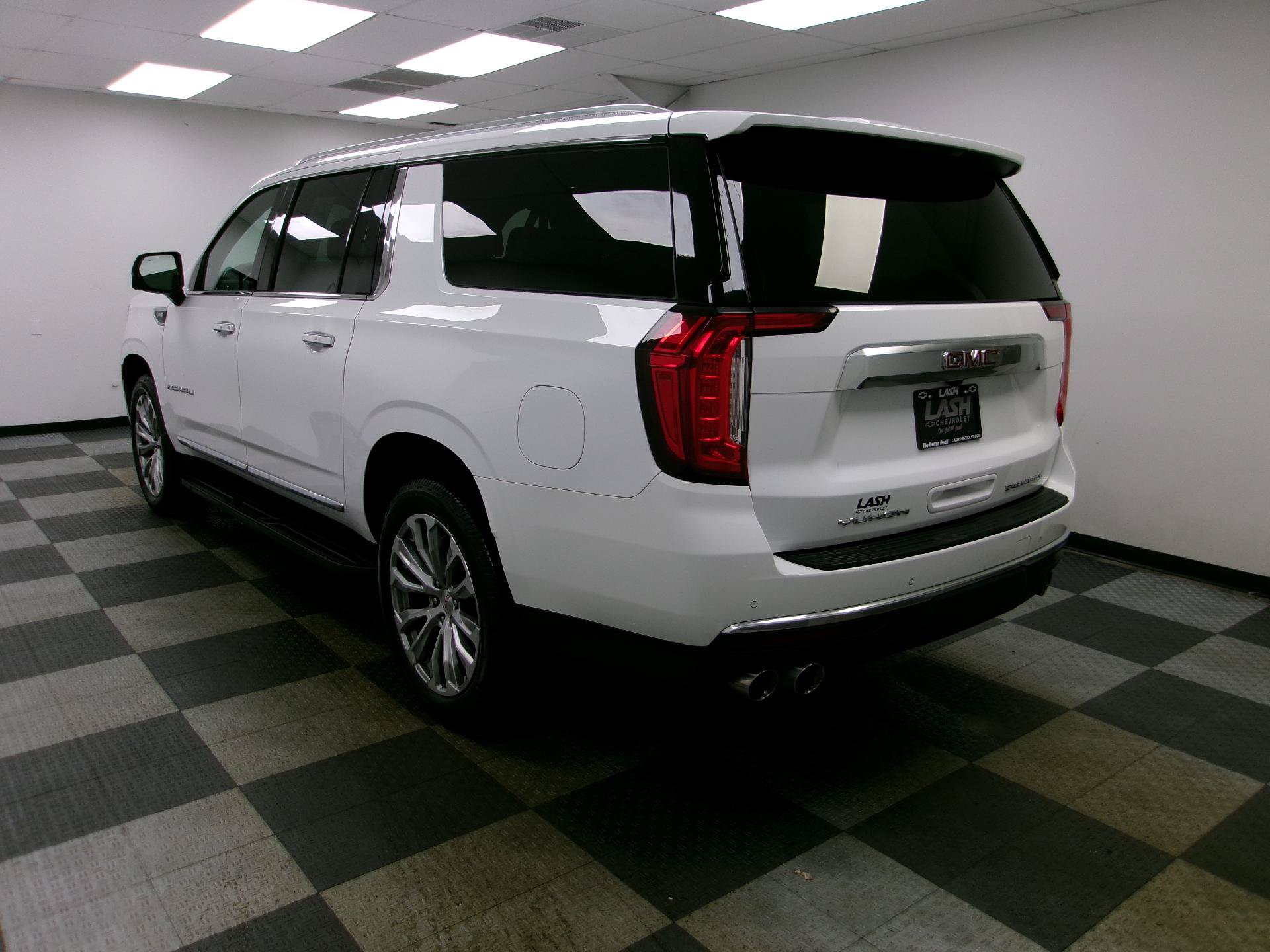 Used 2022 GMC Yukon XL Denali AWD/4WD image 2