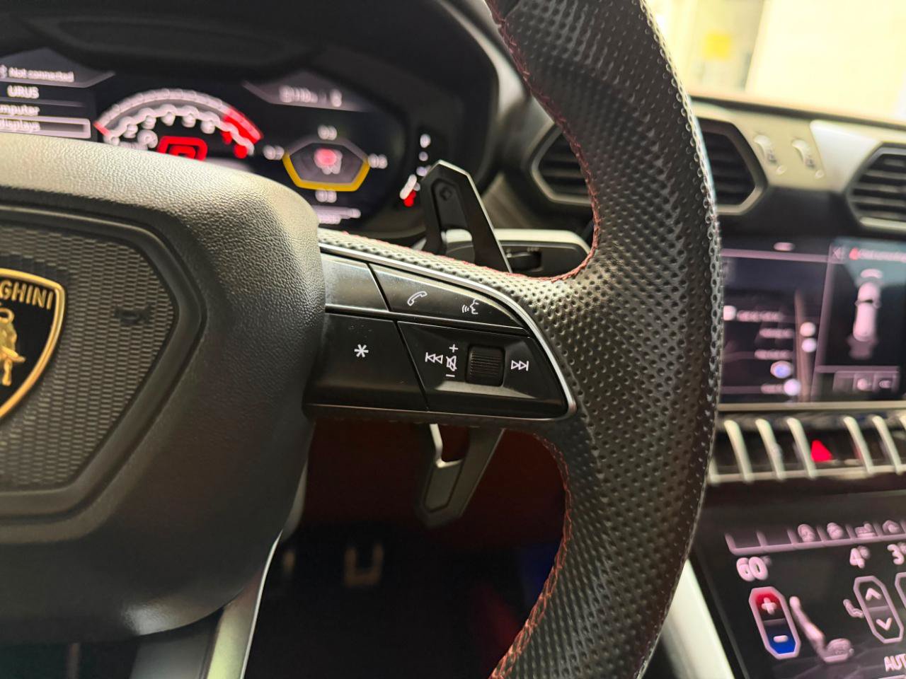 Used 2020 Lamborghini Urus AWD/4WD image 35