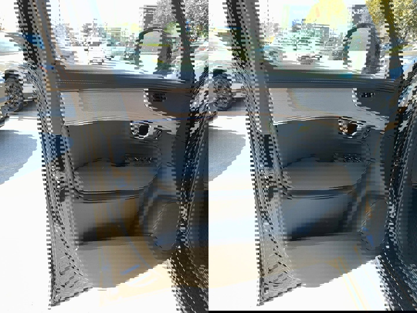 New 2026 Volvo XC90 B5 Core image 9