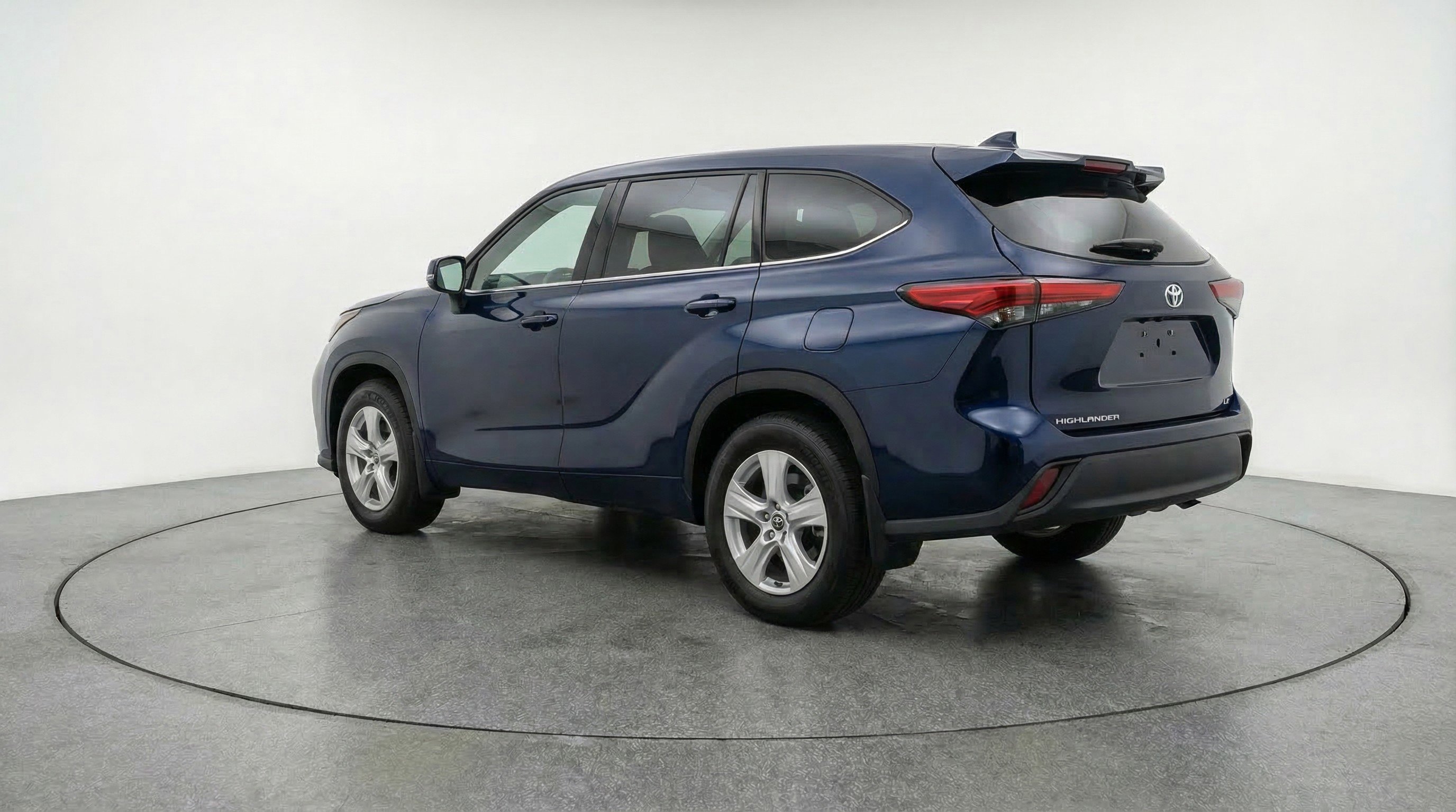 Used 2025 Toyota Highlander LE image 6