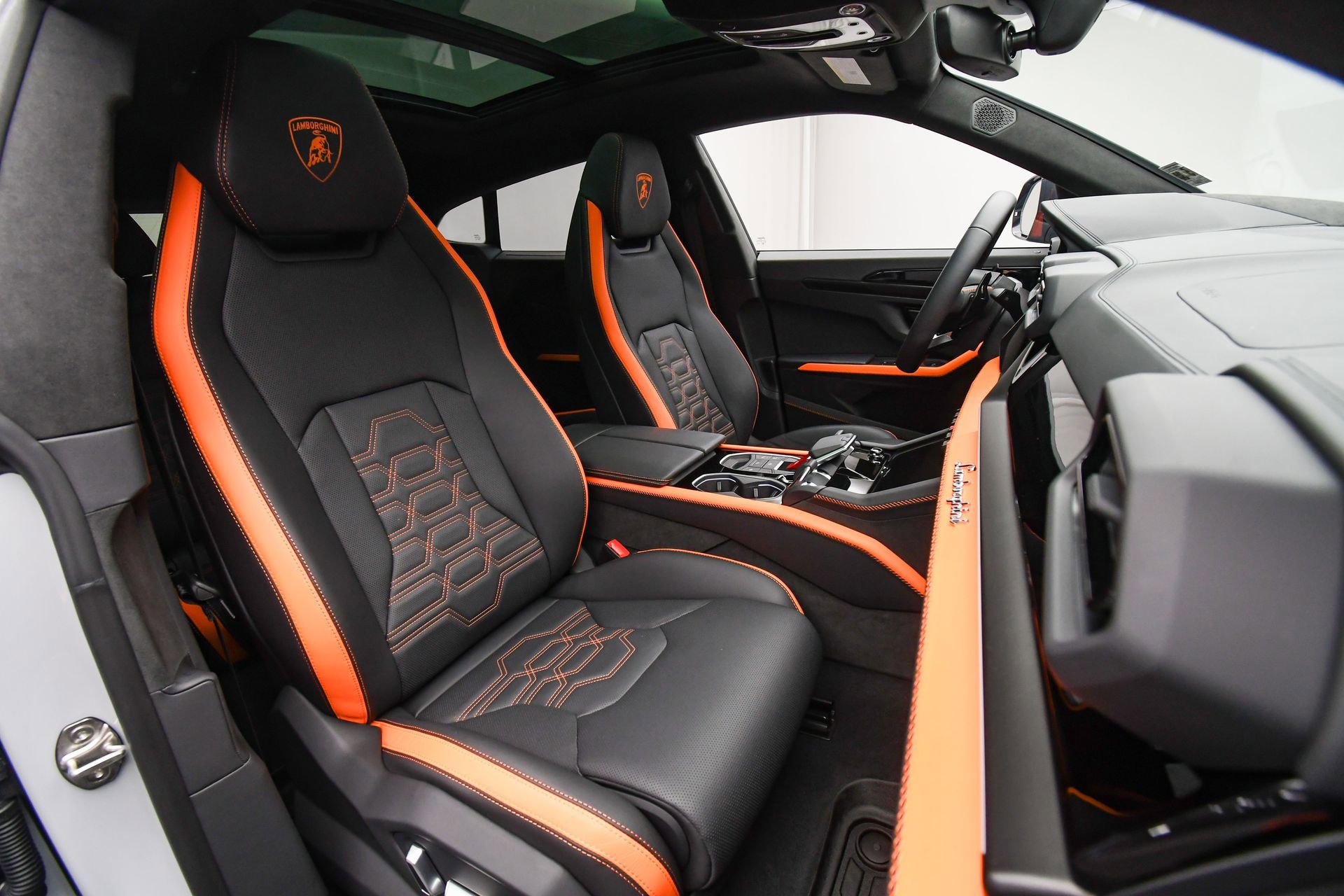 Used 2025 Lamborghini Urus SE image 18