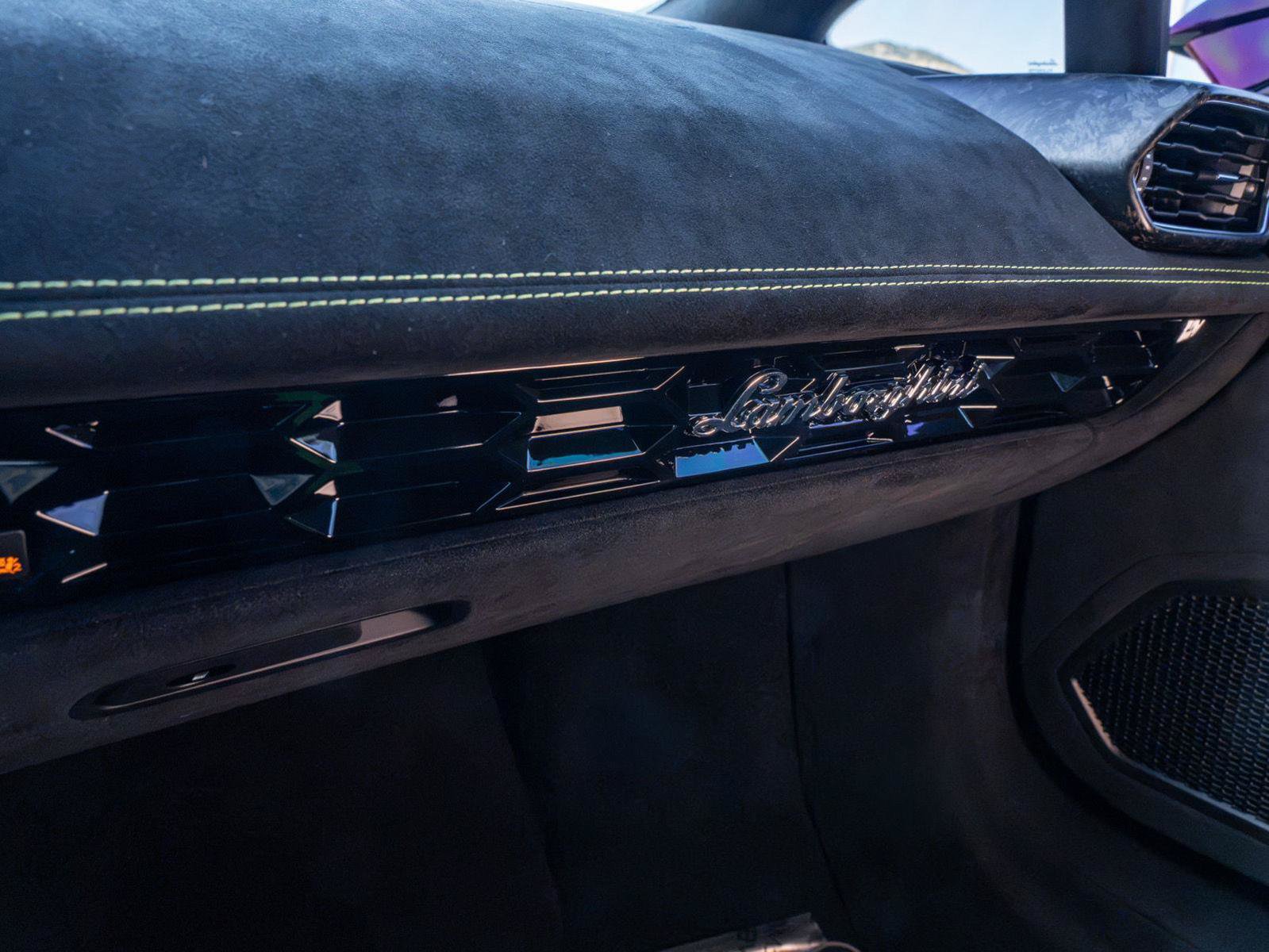 Used 2018 Lamborghini Huracan Performante AWD/4WD image 33