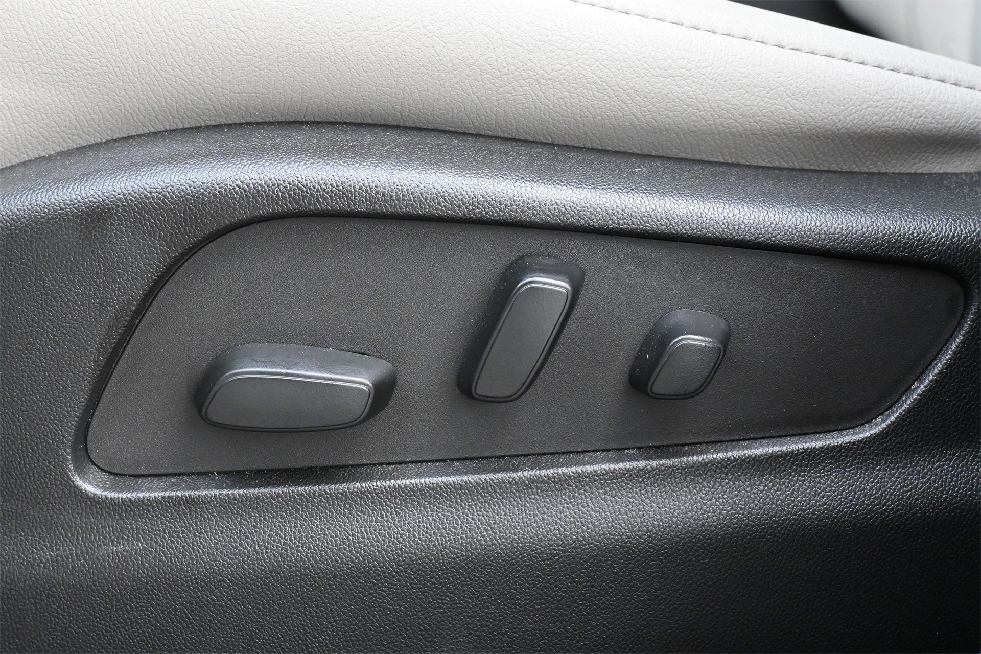 Certified 2023 Cadillac XT4 Luxury w/ Cold Weather Package image 16