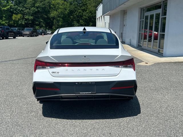Used 2024 Hyundai Elantra SEL w/ Convenience Package image 4