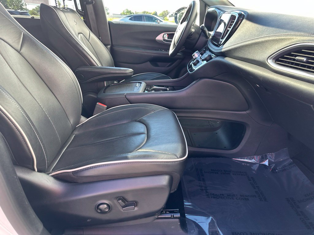 Used 2025 Chrysler Pacifica Limited FWD image 33