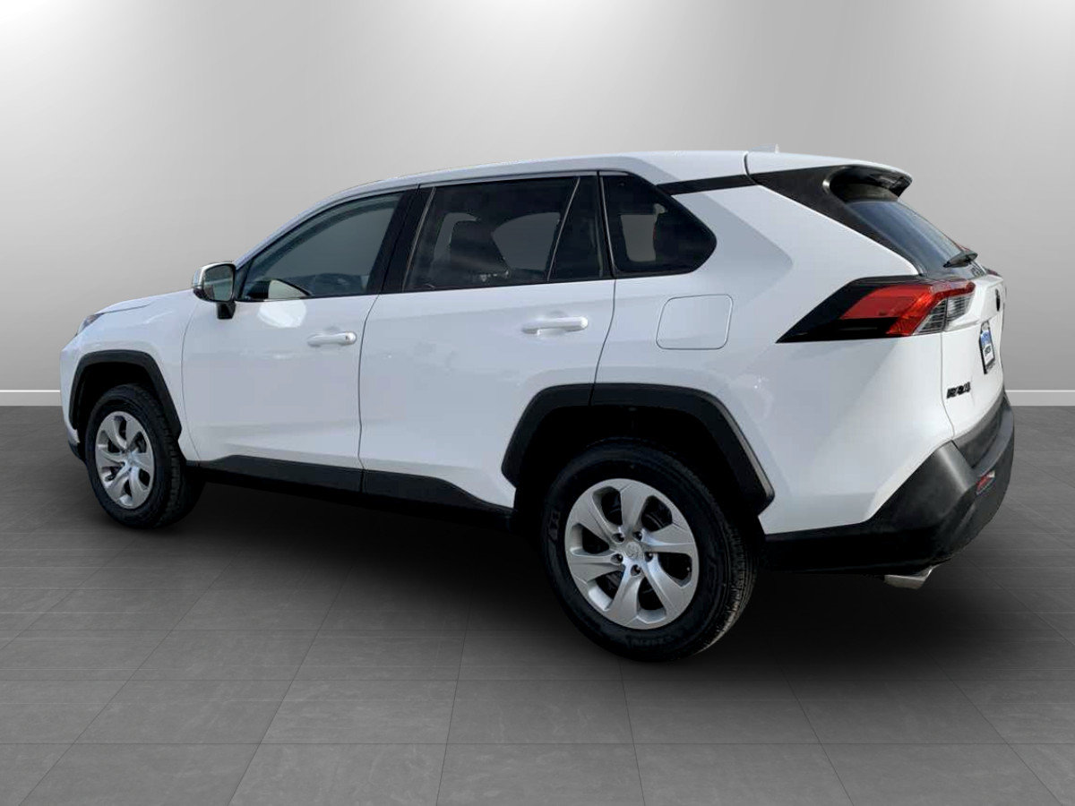 Used 2022 Toyota RAV4 LE AWD/4WD image 5