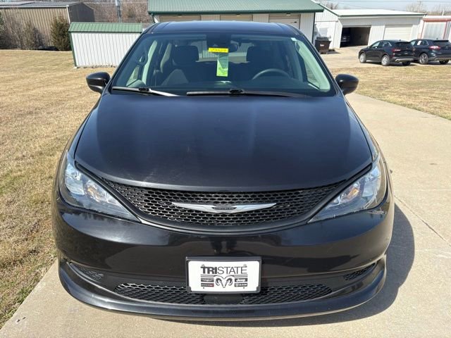 Used 2023 Chrysler Voyager LX video 2