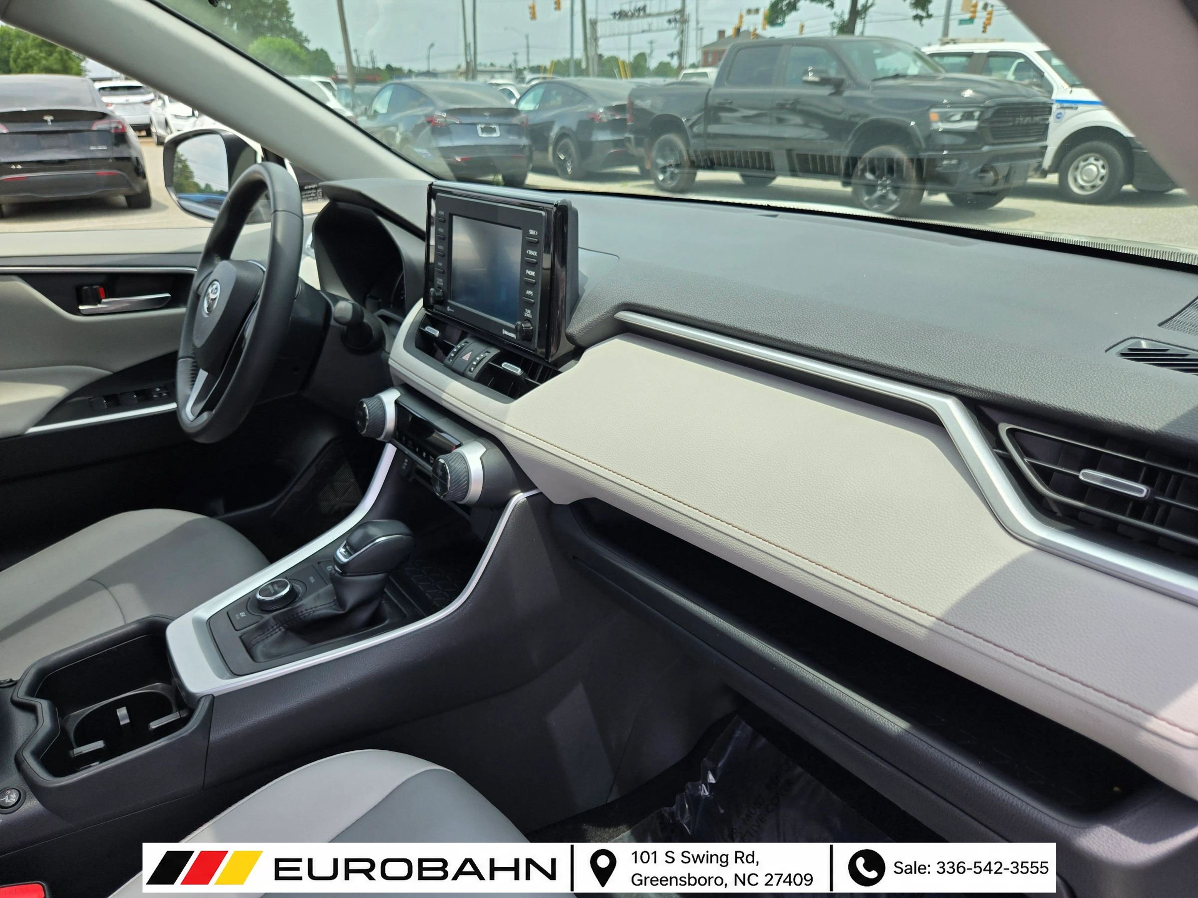 Used 2022 Toyota RAV4 XLE Premium AWD/4WD image 22