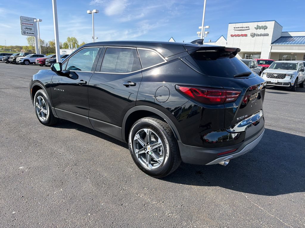 Used 2025 Chevrolet Blazer LT AWD/4WD image 3