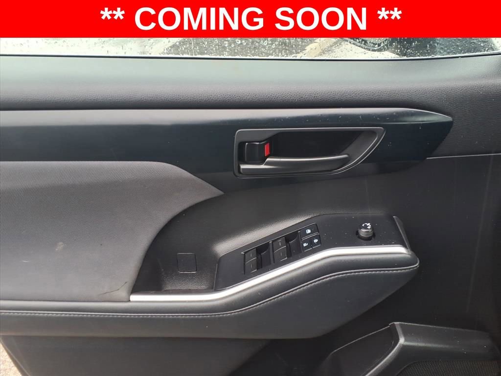 Used 2022 Toyota Highlander L image 12