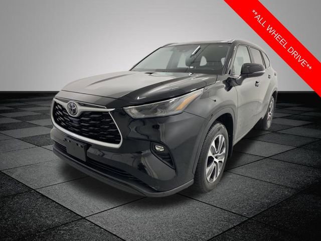 Used 2023 Toyota Highlander XLE image 3