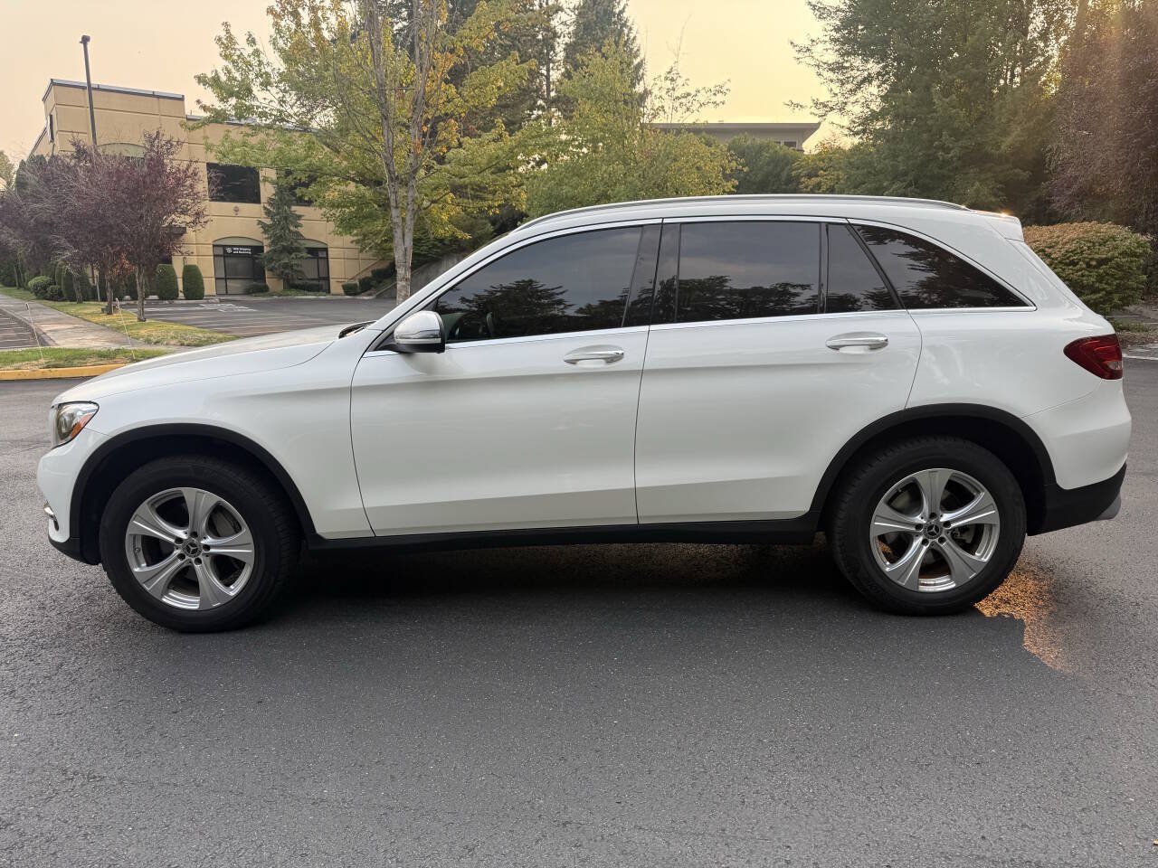 Used 2017 Mercedes-Benz GLC 300 4MATIC w/ Premium 1 Package image 31