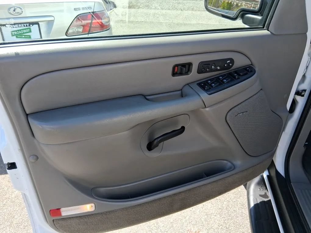 Used 2004 Chevrolet Tahoe LT w/ LT Preferred Equipment Group AWD/4WD image 9