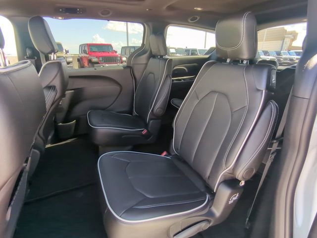 New 2027 Chrysler Pacifica Limited FWD image 17