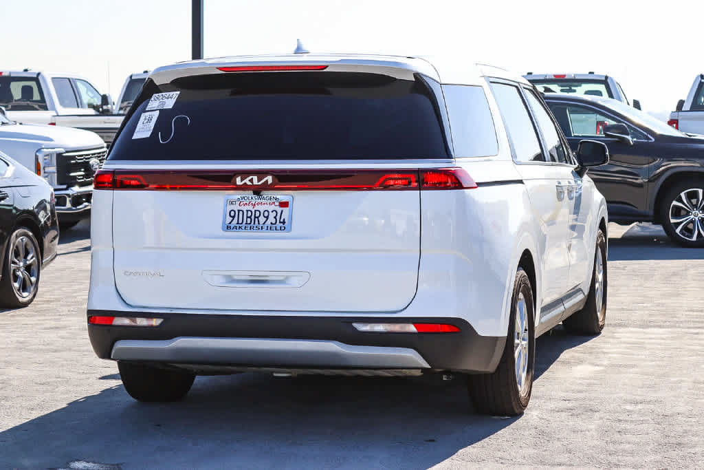 Used 2023 Kia Carnival LX FWD image 4