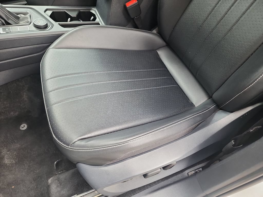 Used 2024 Volkswagen Tiguan SE AWD/4WD image 16