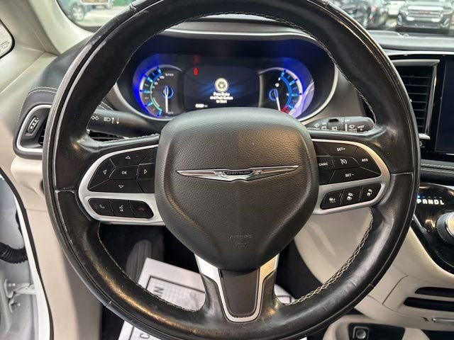 Used 2022 Chrysler Pacifica Touring-L w/ Uconnect Theater Family Group image 16