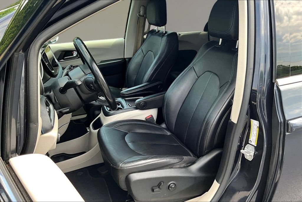 Used 2021 Chrysler Pacifica Touring-L FWD image 18