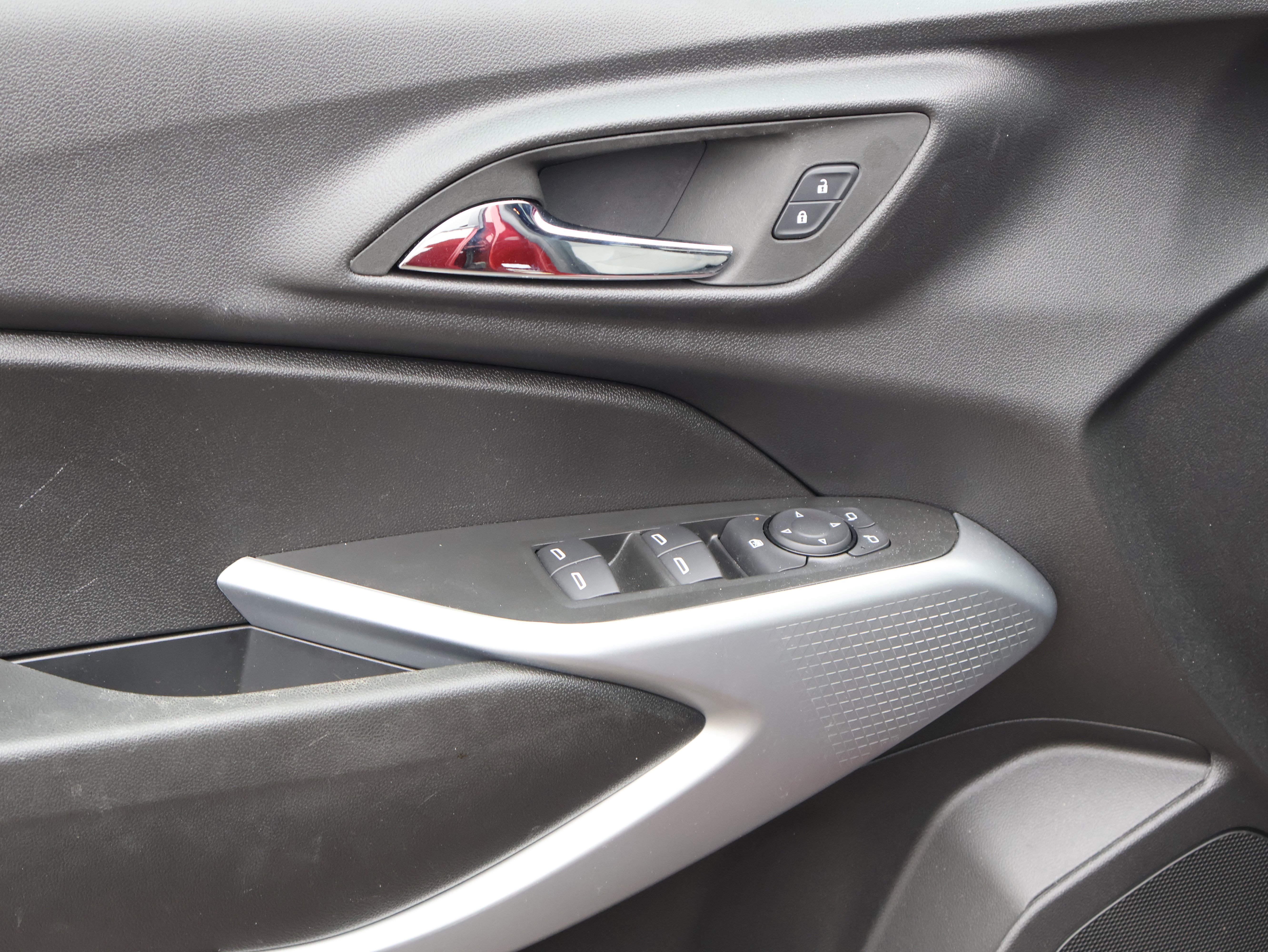 Used 2025 Chevrolet Trax RS w/ Sunroof Package image 22