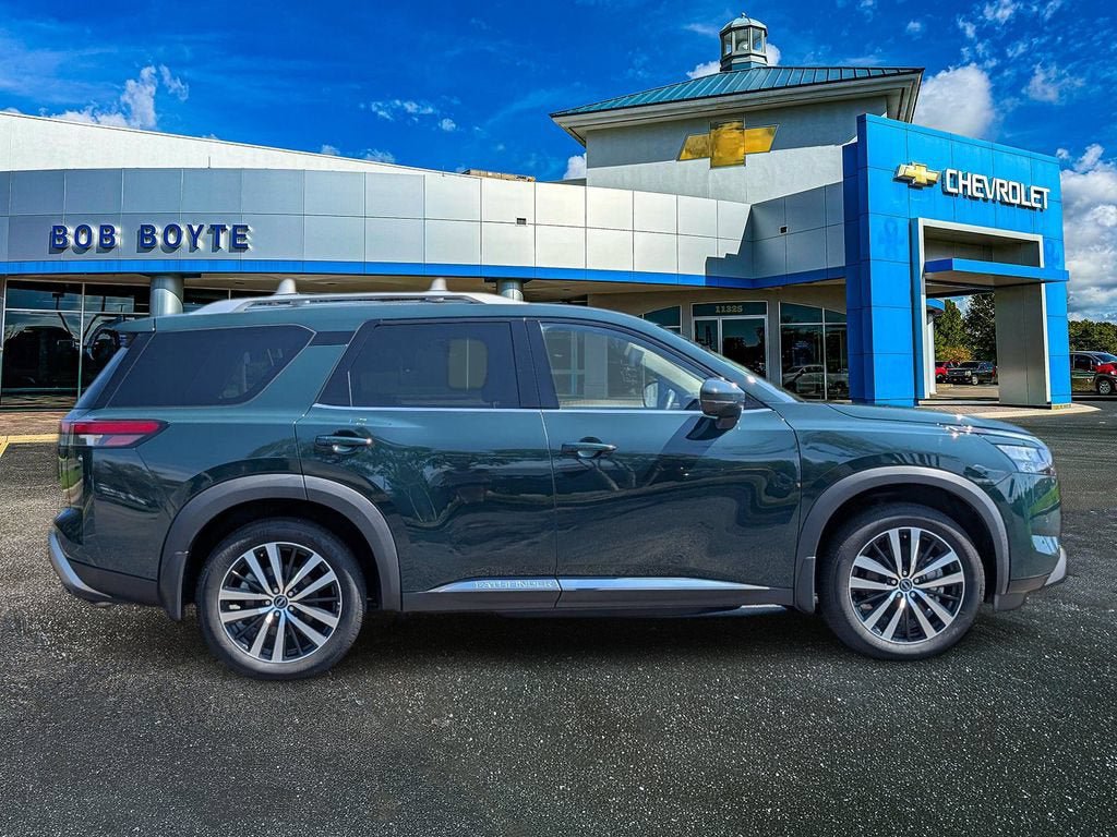 Used 2025 Nissan Pathfinder Platinum FWD image 2