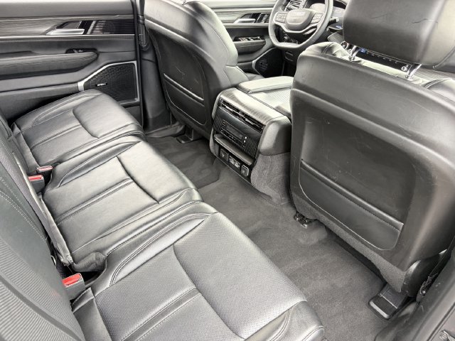 Used 2024 Jeep Wagoneer L Series II w/ Flexible Seating Group AWD/4WD image 15