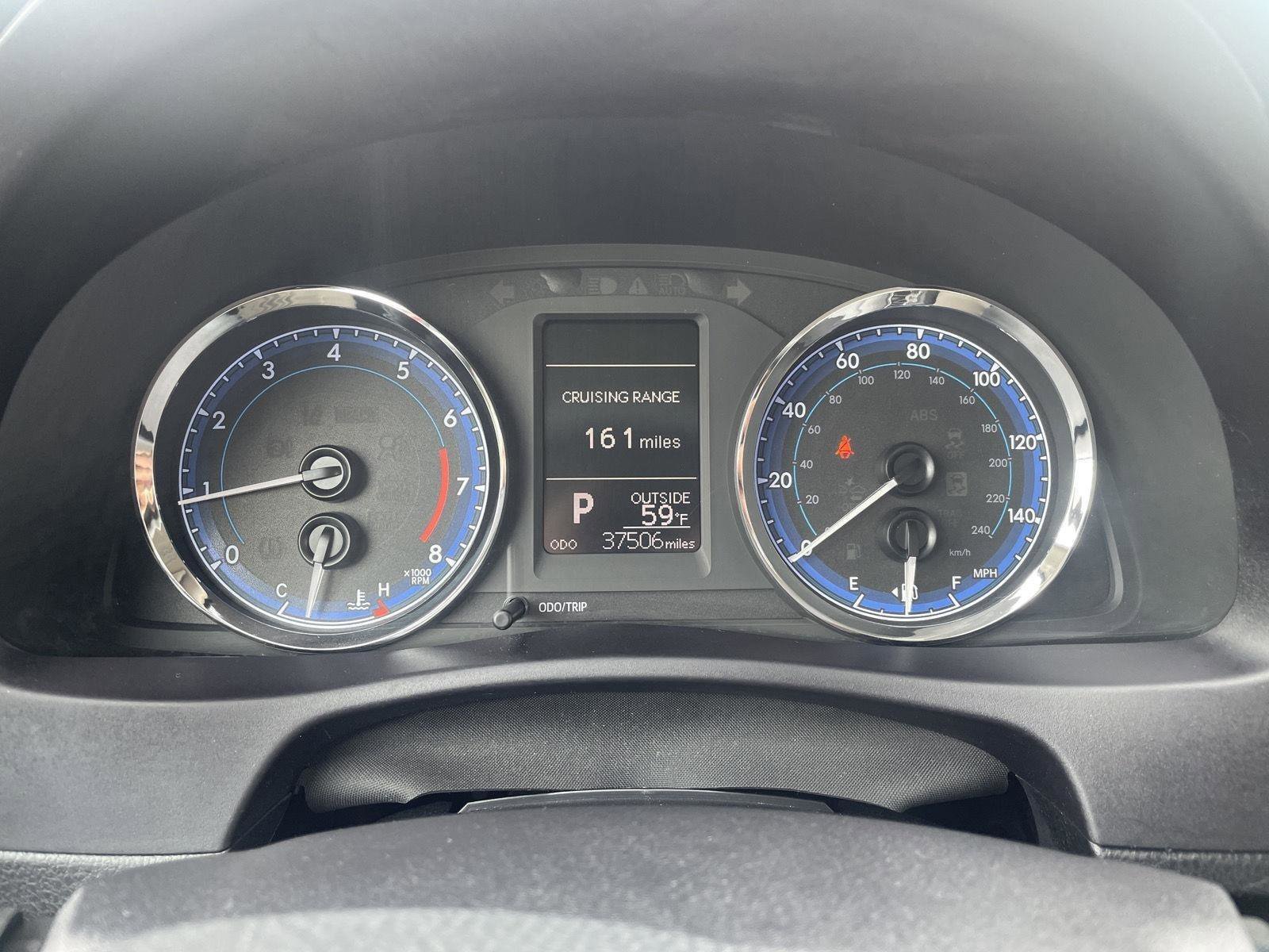 Used 2018 Toyota Corolla LE FWD image 2