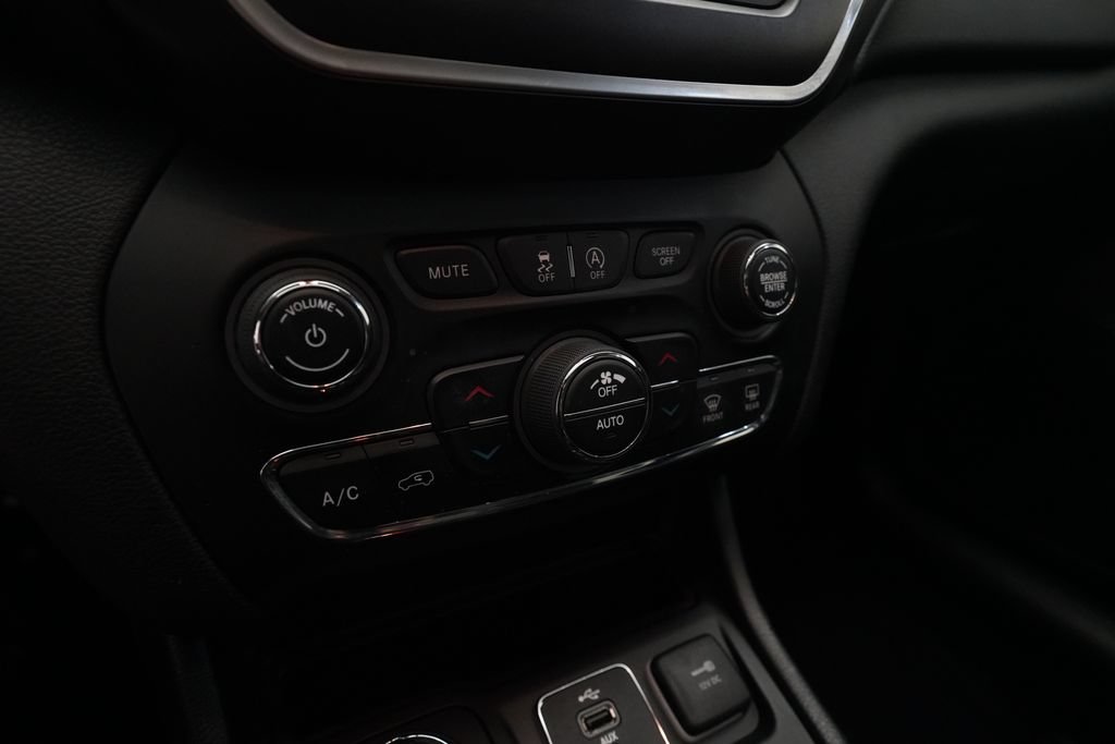 Used 2019 Jeep Cherokee Trailhawk w/ Comfort/Convenience Group AWD/4WD image 21