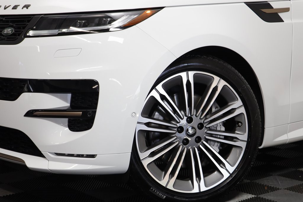 Used 2025 Land Rover Range Rover Sport Dynamic SE image 3