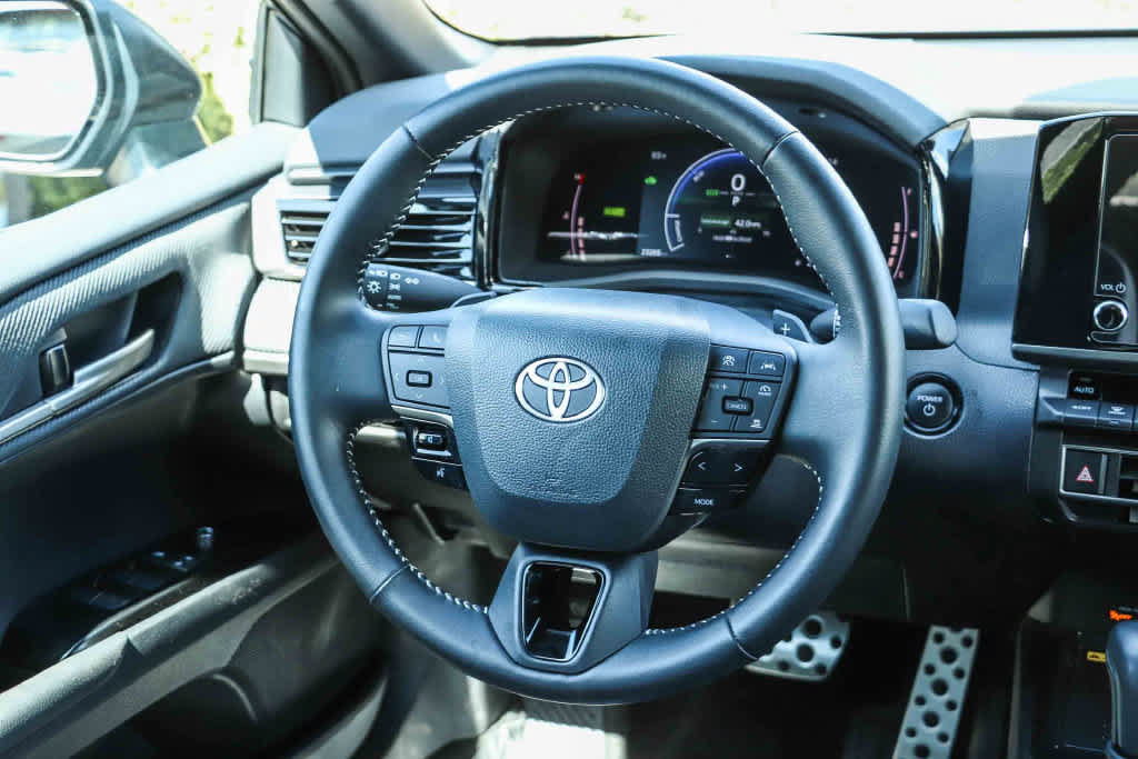 Used 2026 Toyota Camry SE FWD image 15