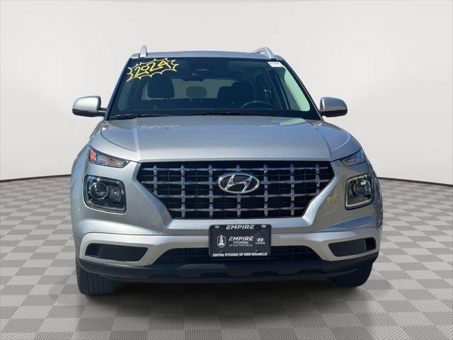 Used 2024 Hyundai Venue SEL FWD image 2