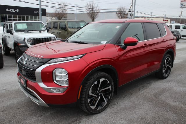 Used 2024 Mitsubishi Outlander SE image 2