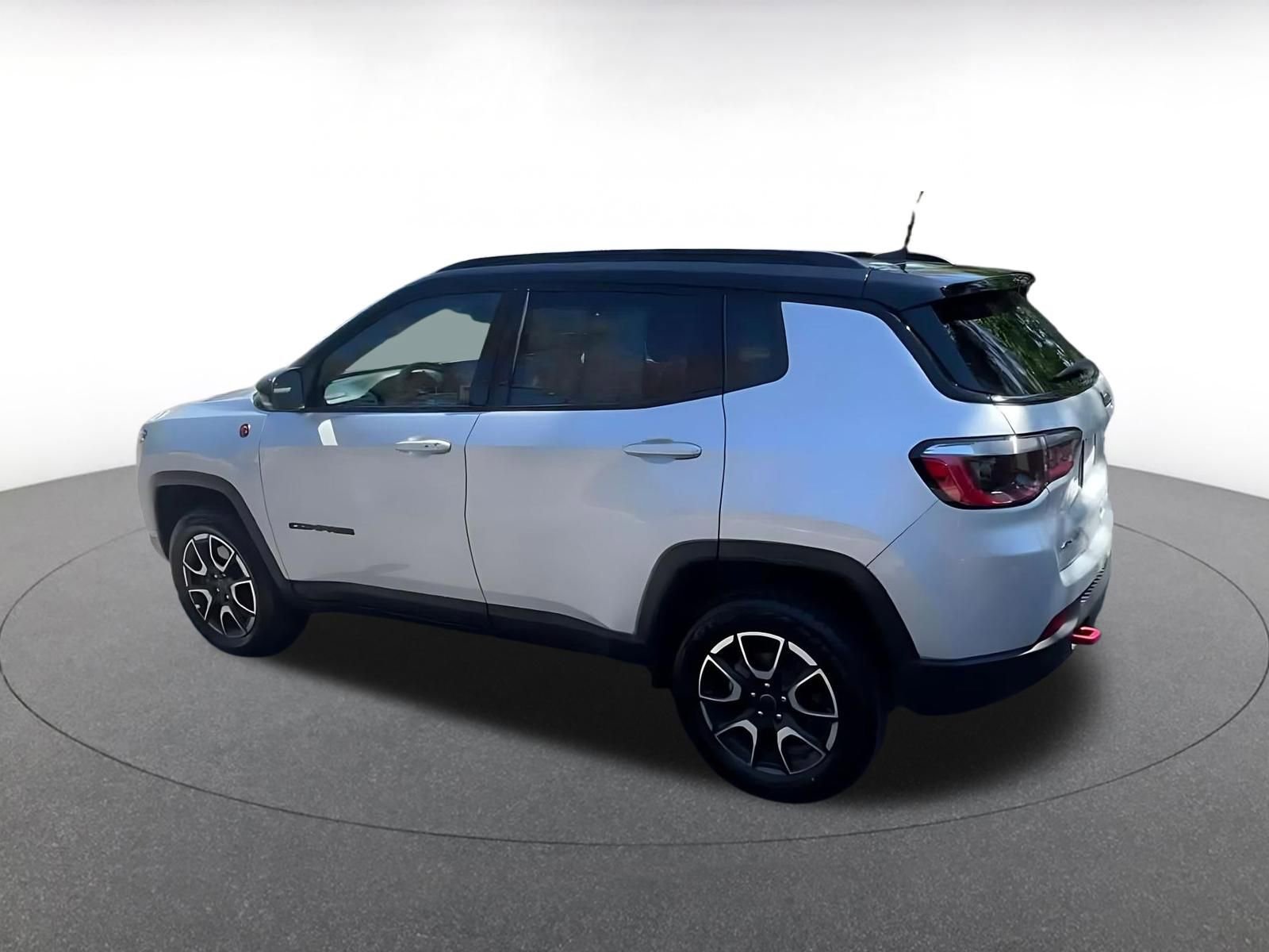 Used 2025 Jeep Compass Trailhawk AWD/4WD image 10