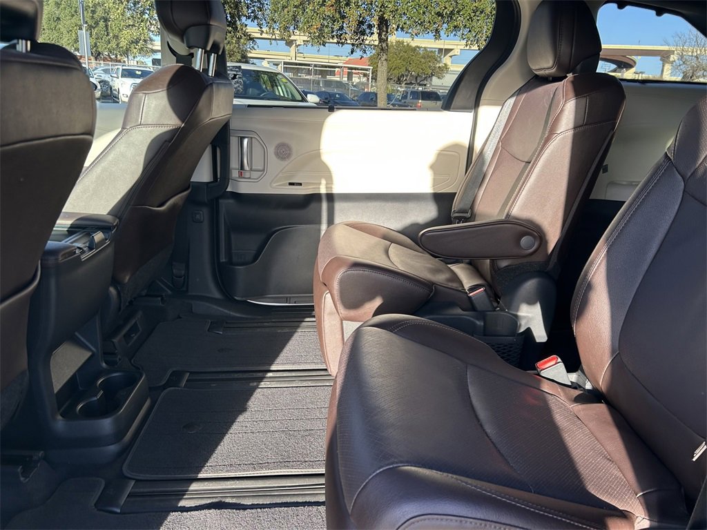 Used 2023 Toyota Sienna Platinum image 16
