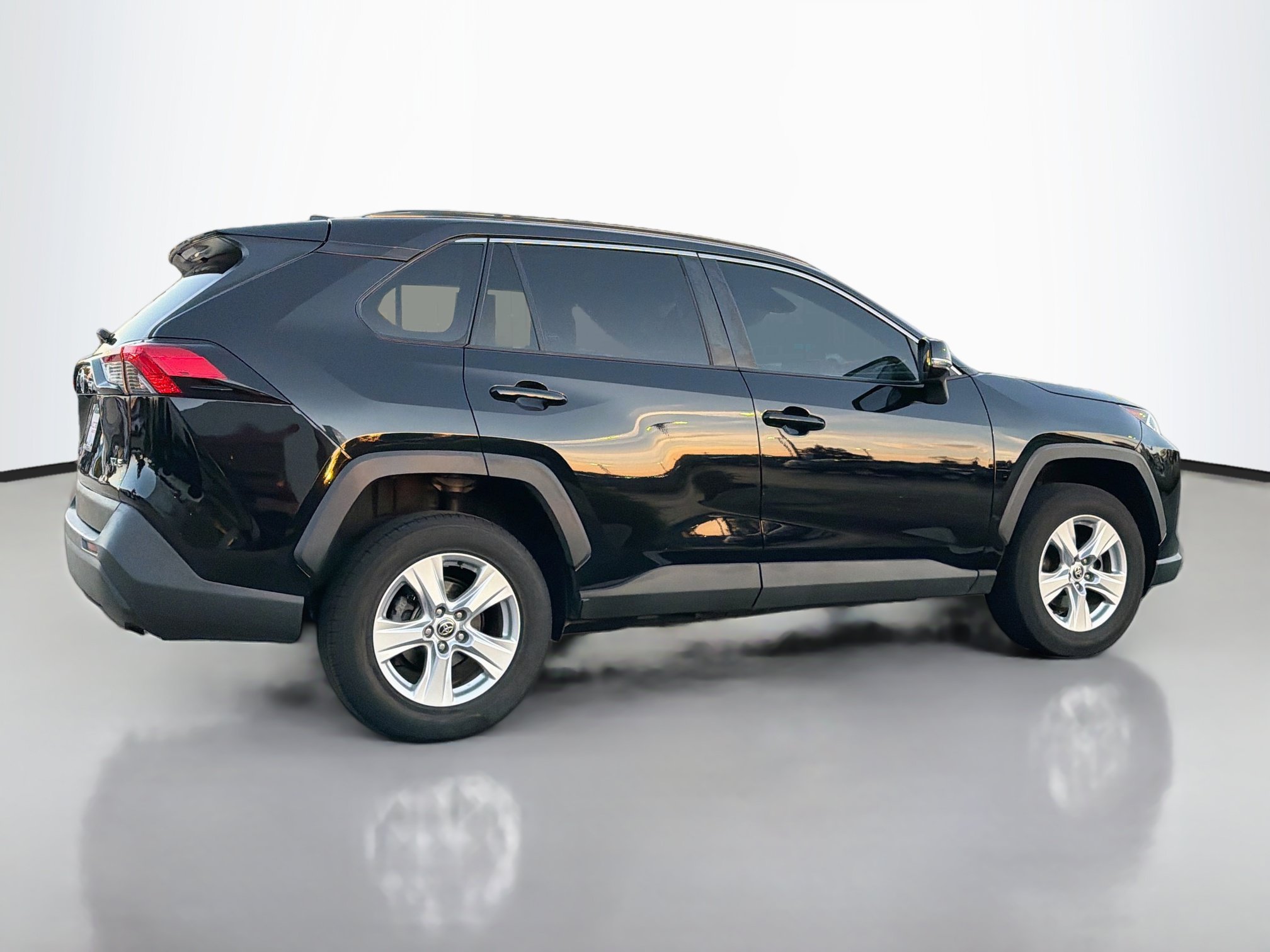 Used 2021 Toyota RAV4 XLE FWD image 2