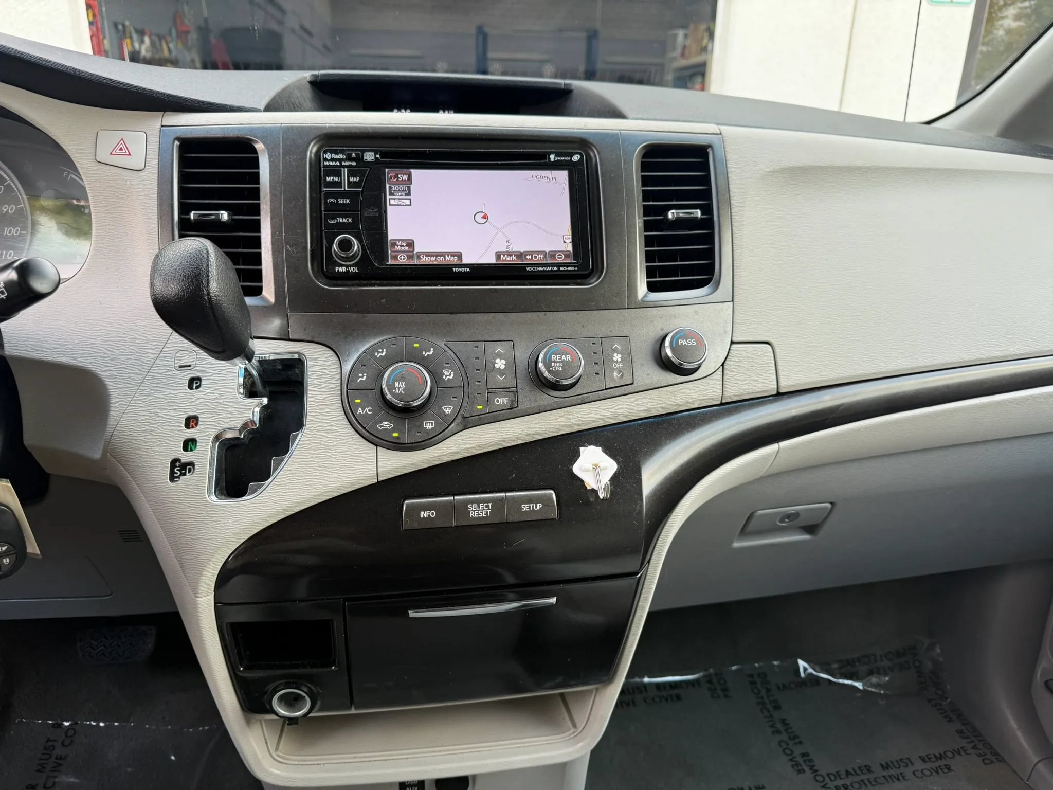 Used 2012 Toyota Sienna LE FWD image 30