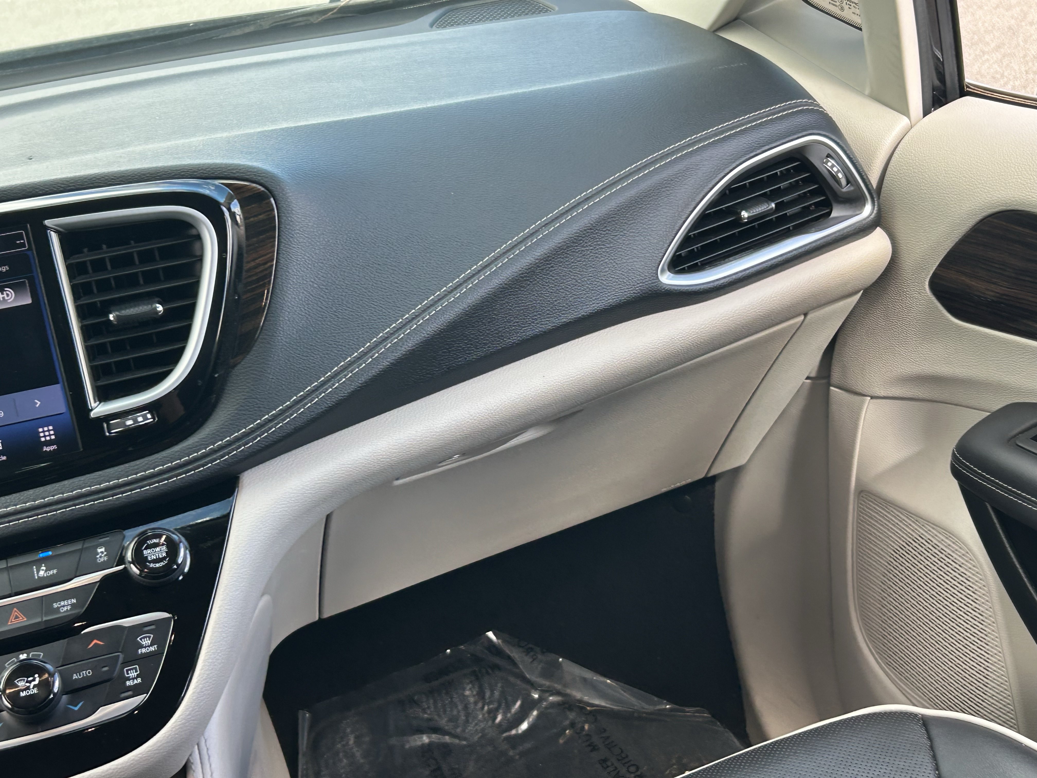 Used 2024 Chrysler Pacifica Limited FWD image 18