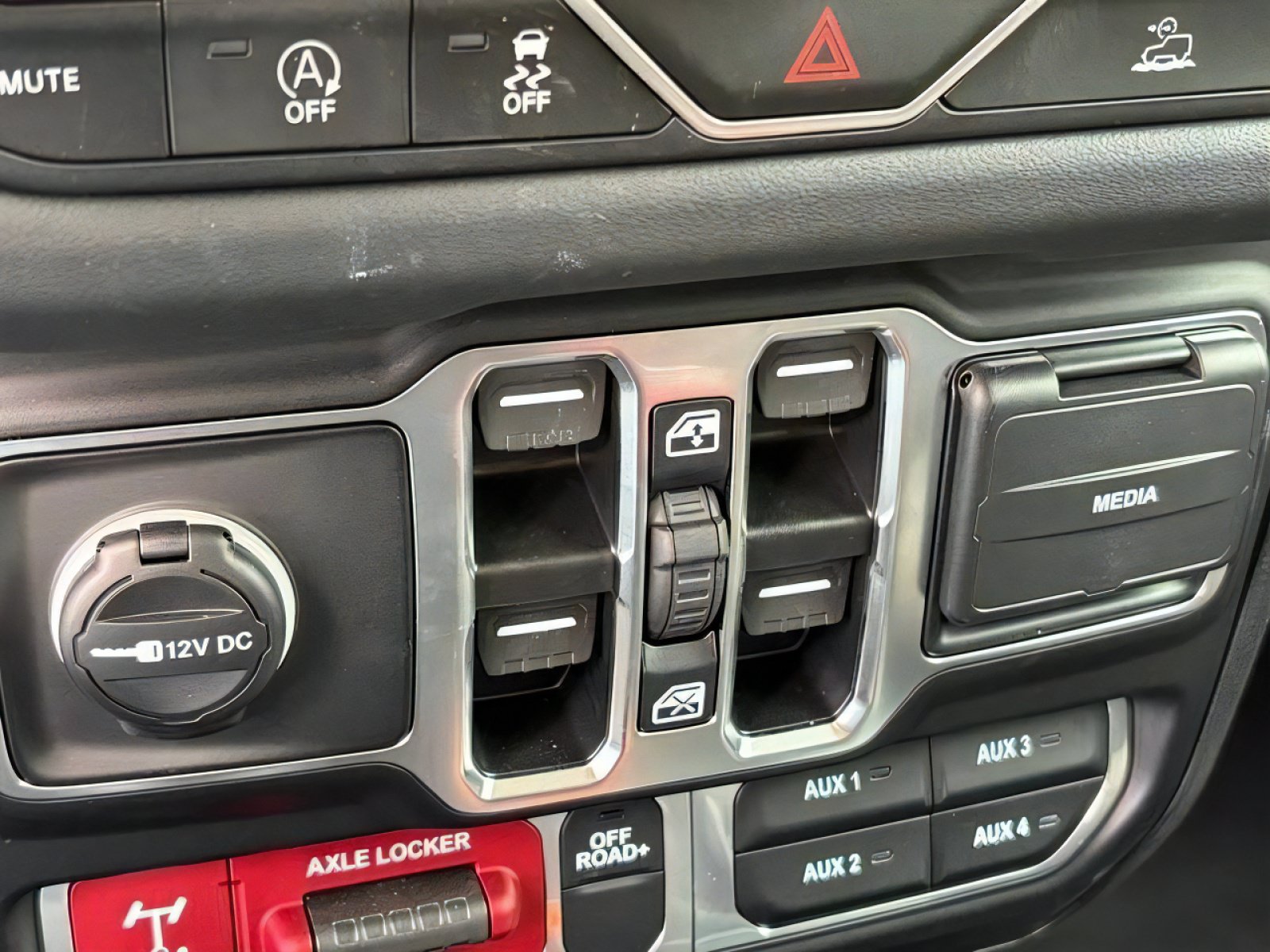 Certified 2025 Jeep Gladiator Mojave w/ Convenience Group AWD/4WD image 27