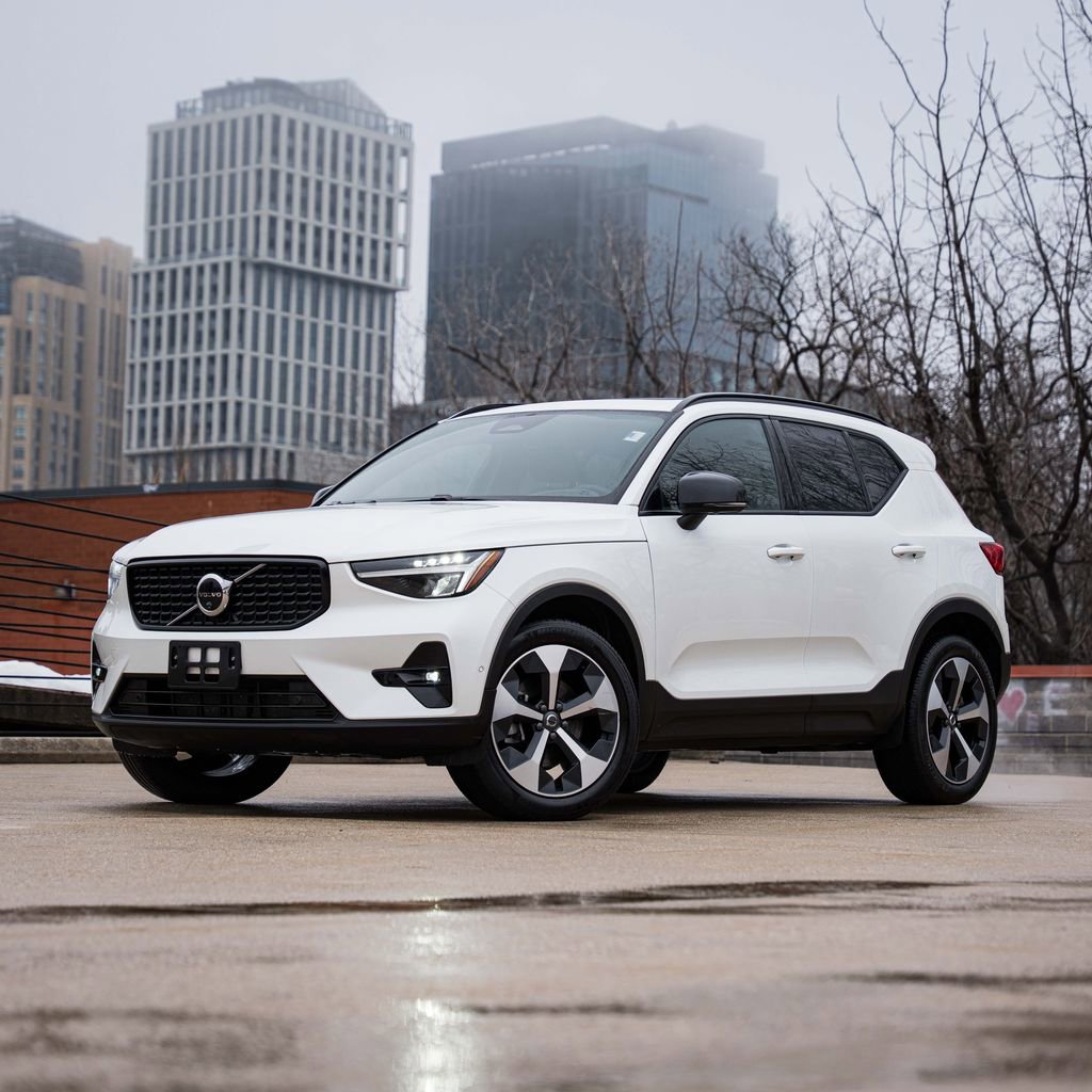 Certified 2025 Volvo XC40 B5 Plus image 1