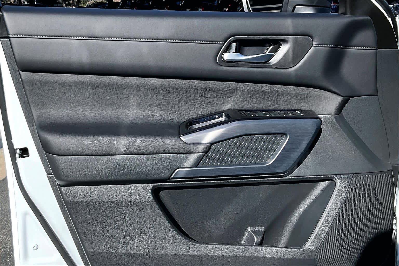 New 2026 Nissan Pathfinder SL FWD image 10