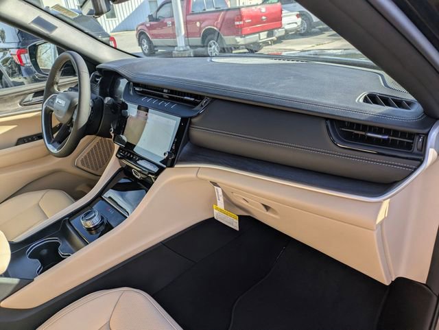 New 2026 Jeep Grand Cherokee Limited w/ Luxury Tech Group II RWD image 38
