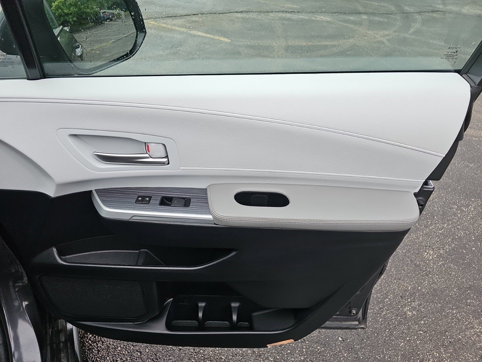 Used 2025 Toyota Sienna XLE FWD image 14