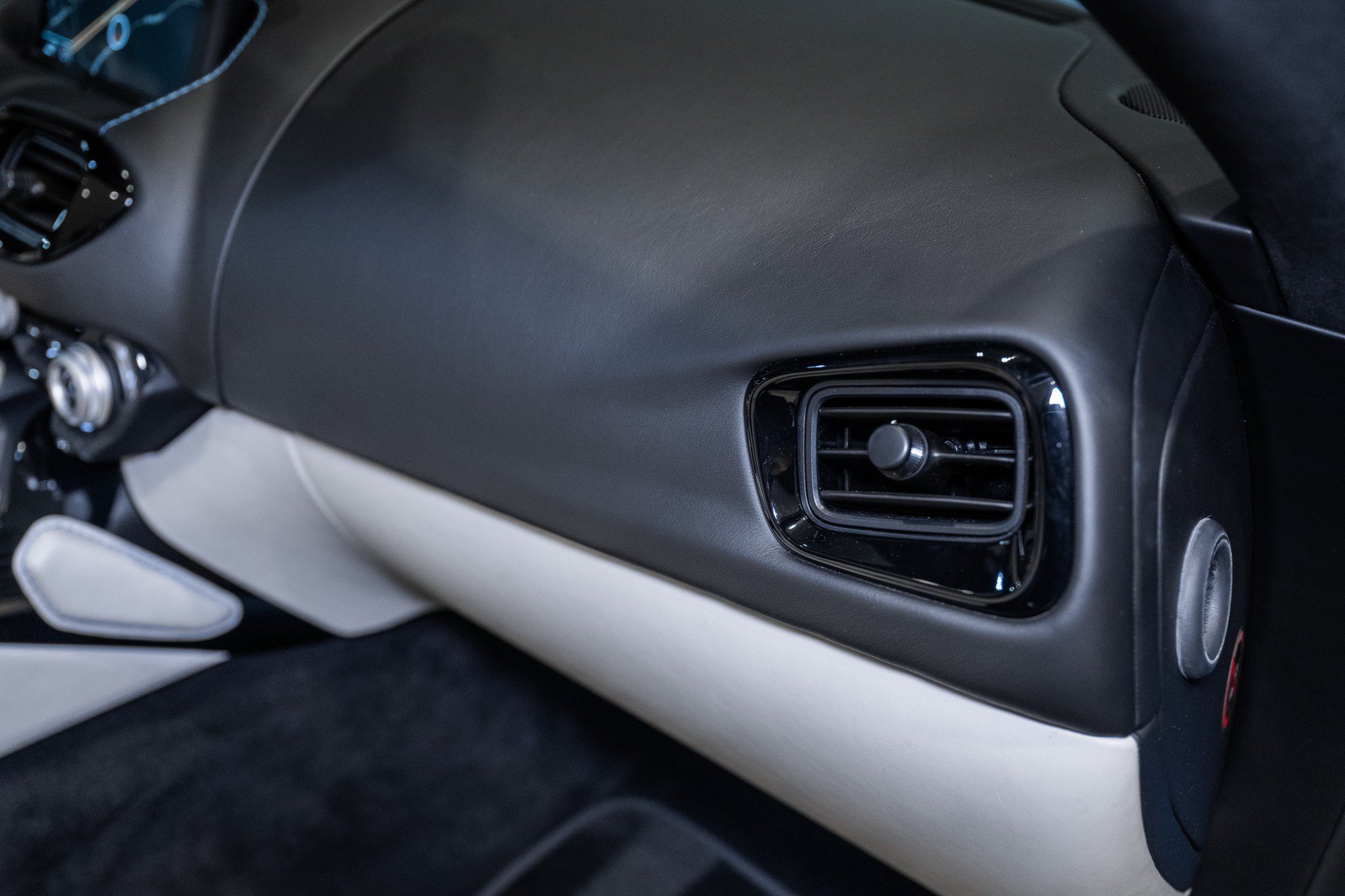 Used 2021 Aston Martin V8 Vantage Roadster RWD image 39