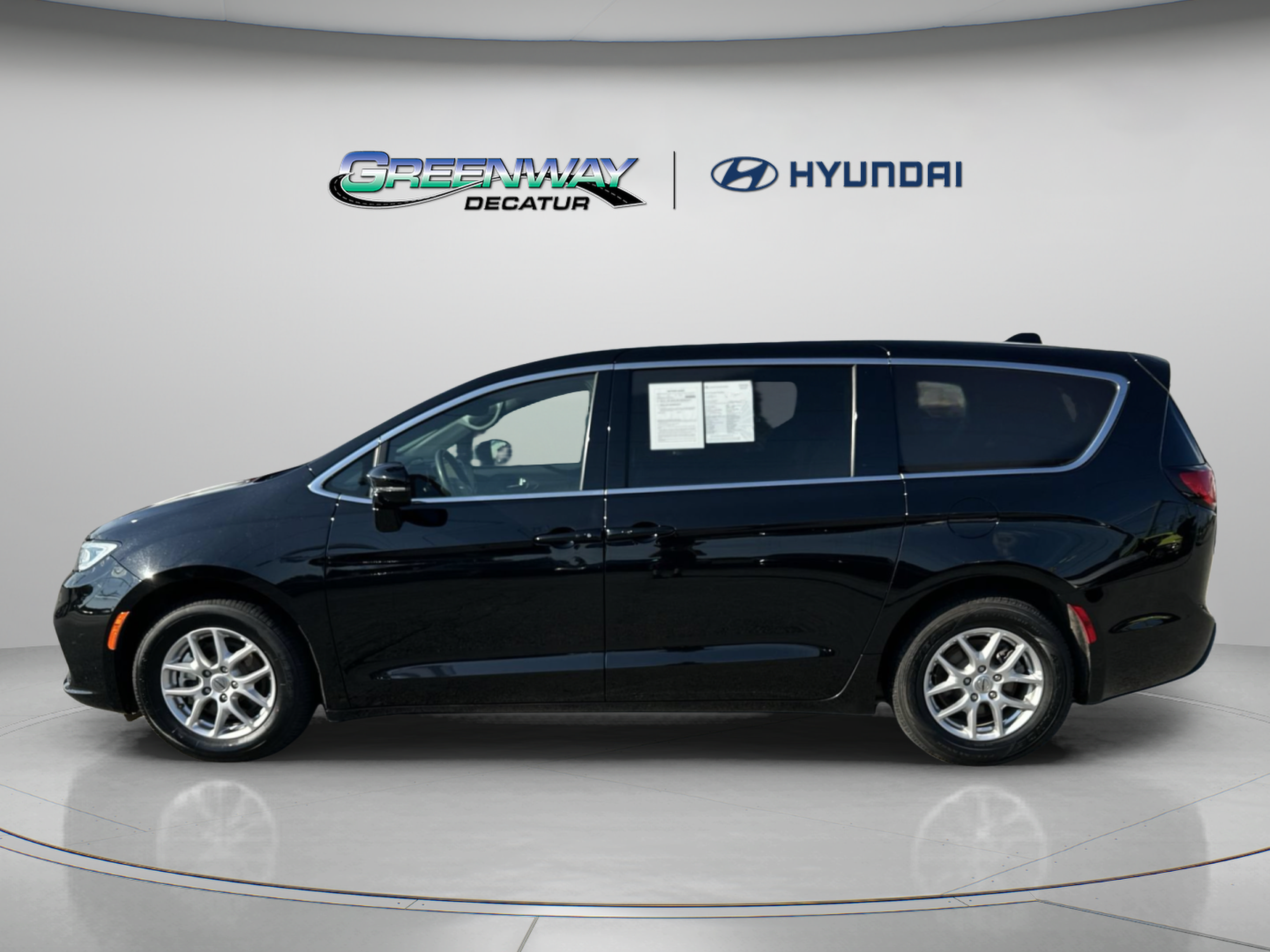 Used 2025 Chrysler Pacifica Select FWD image 5