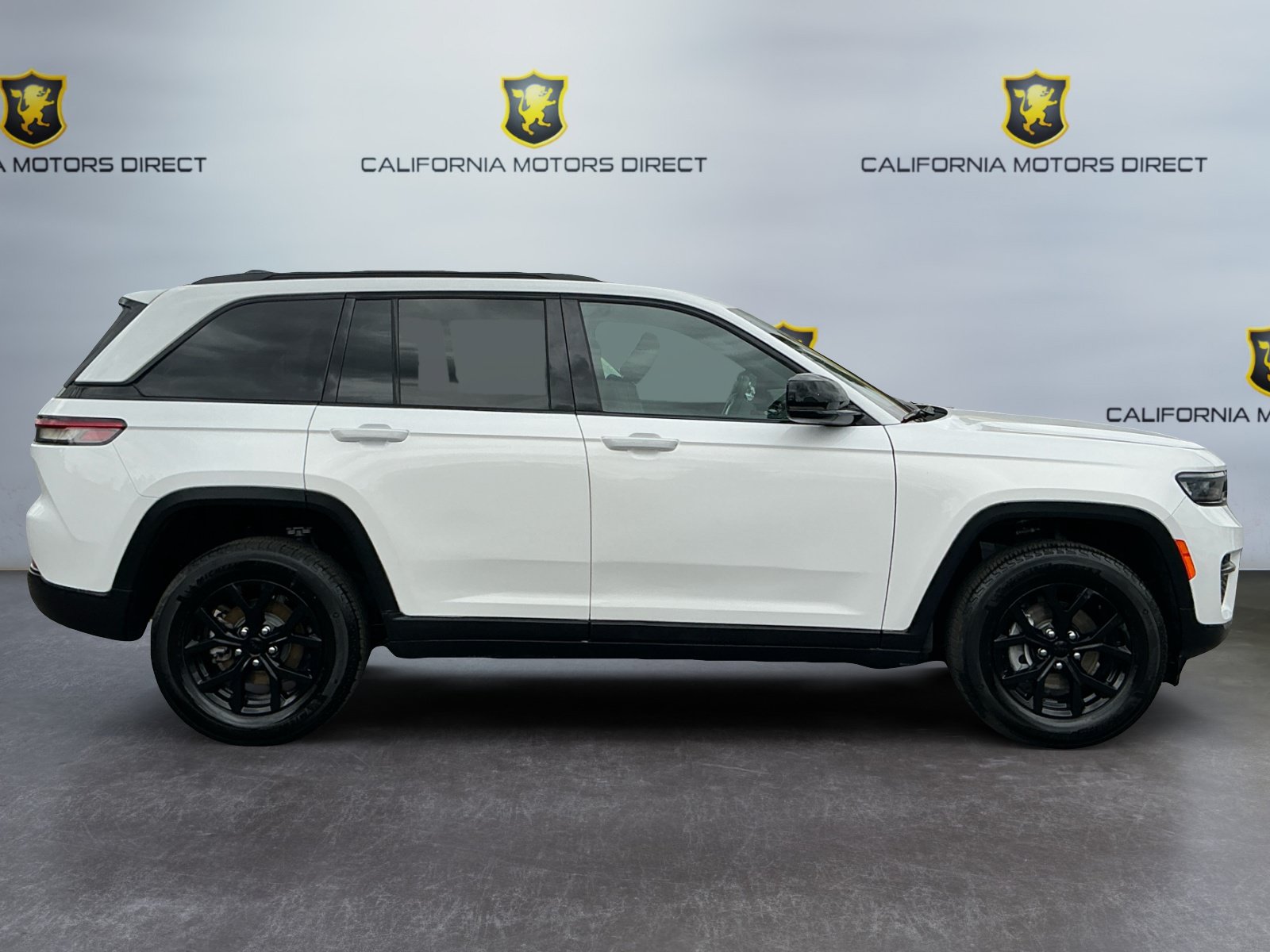 Used 2025 Jeep Grand Cherokee Altitude RWD image 4