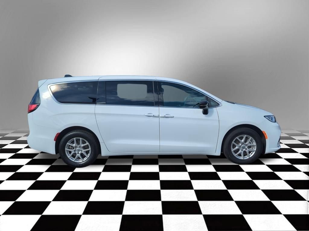 Used 2025 Chrysler Pacifica Select image 9