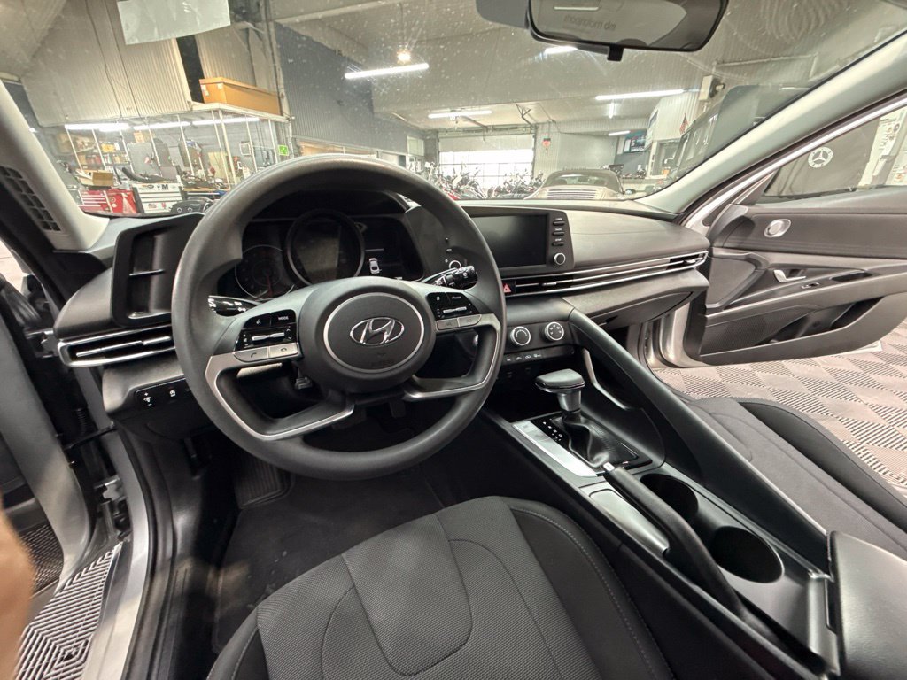 Used 2021 Hyundai Elantra SE FWD image 15